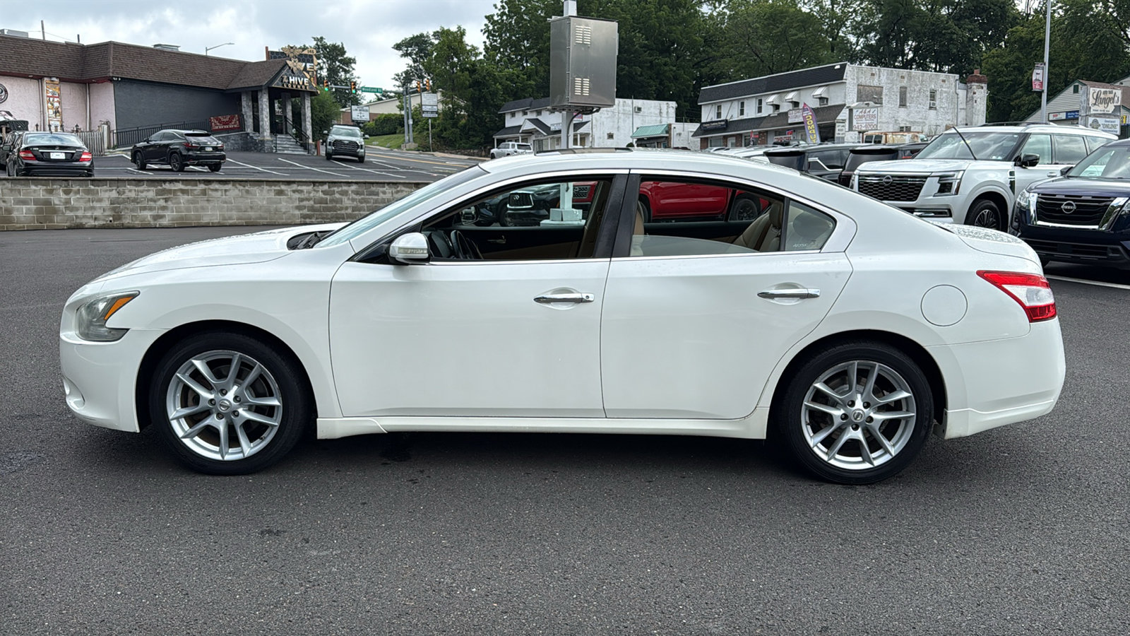 Used 2010 Nissan Maxima 3.5 SV w/ Monitor Pkg FWD image 4