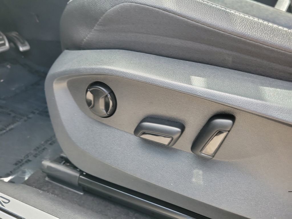 Used 2022 Volkswagen Tiguan SE R-Line image 21