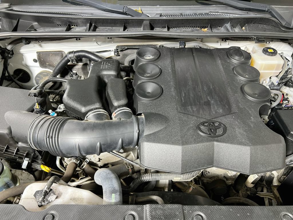Used 2018 Toyota 4Runner SR5 AWD/4WD image 26