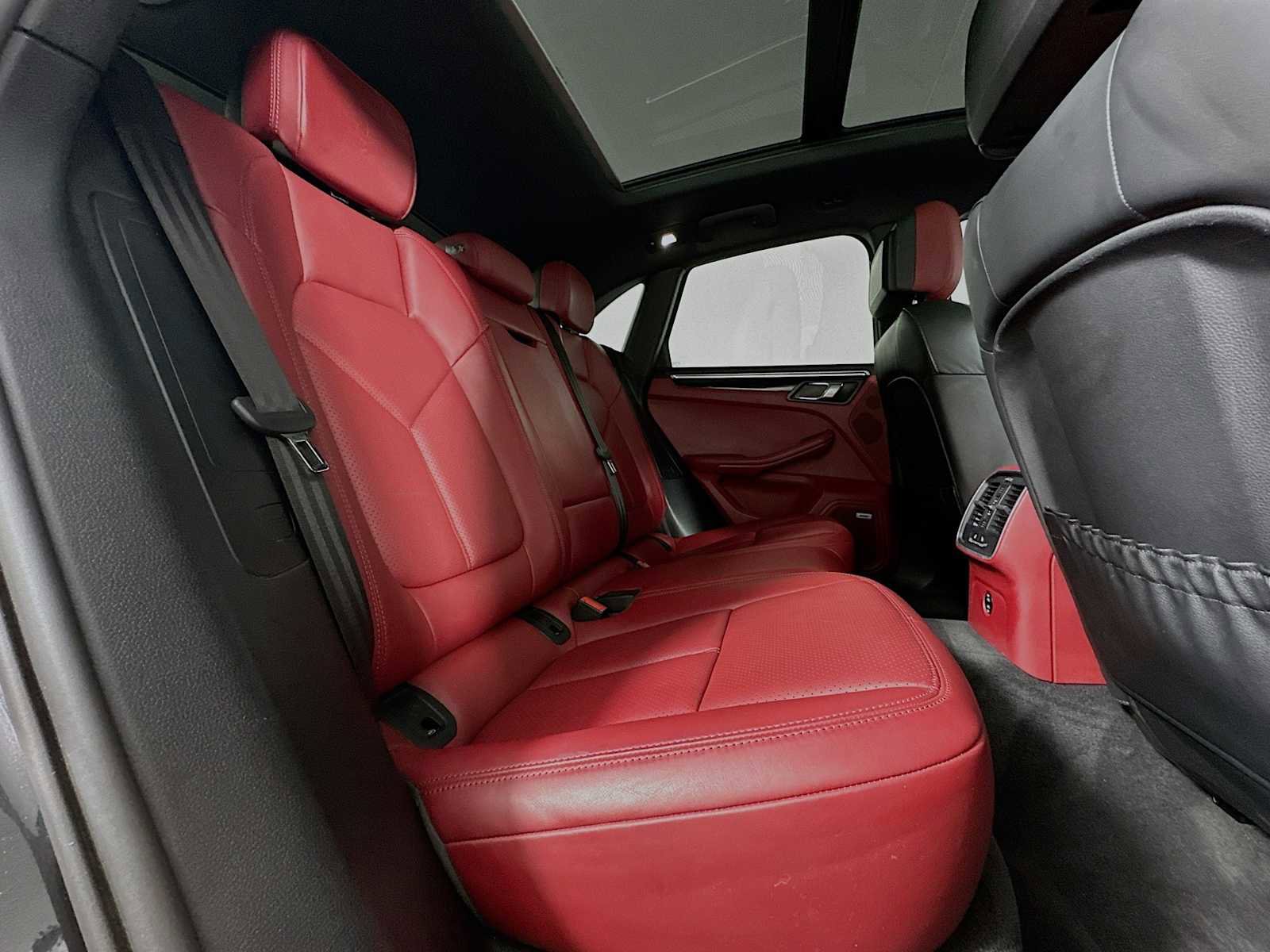 Certified 2022 Porsche Macan image 29