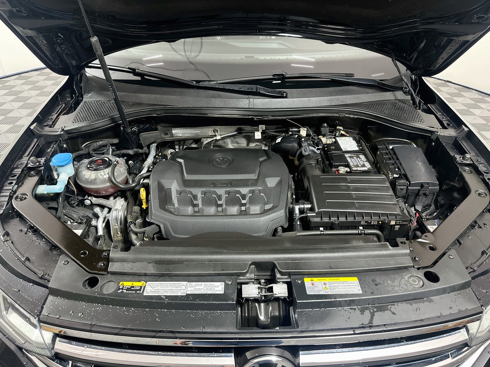 Used 2022 Volkswagen Tiguan SEL R-Line AWD/4WD image 32