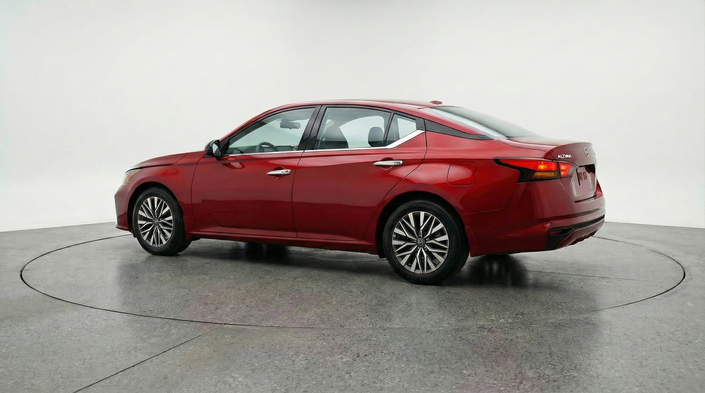 Used 2025 Nissan Altima 2.5 SV image 9