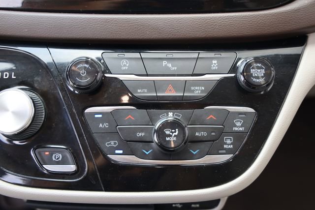 Used 2018 Chrysler Pacifica Touring-L w/ Tire & Wheel Group FWD image 22