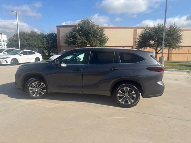 Certified 2025 Toyota Highlander XLE FWD image 6
