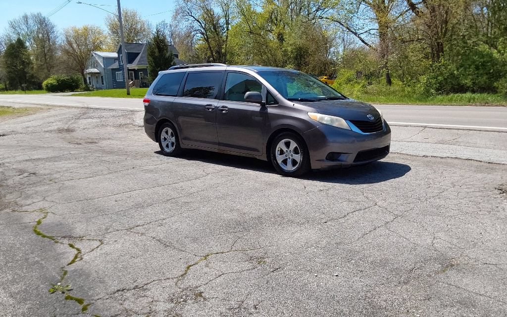 Used 2011 Toyota Sienna LE FWD image 5