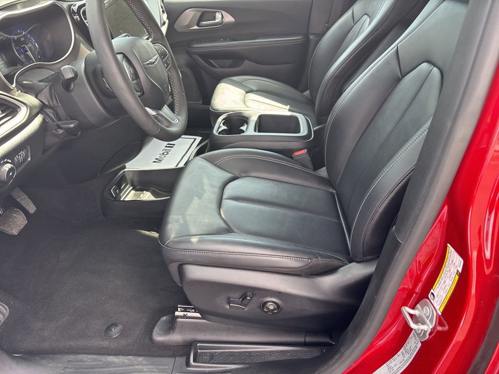 Used 2025 Chrysler Pacifica Select image 13