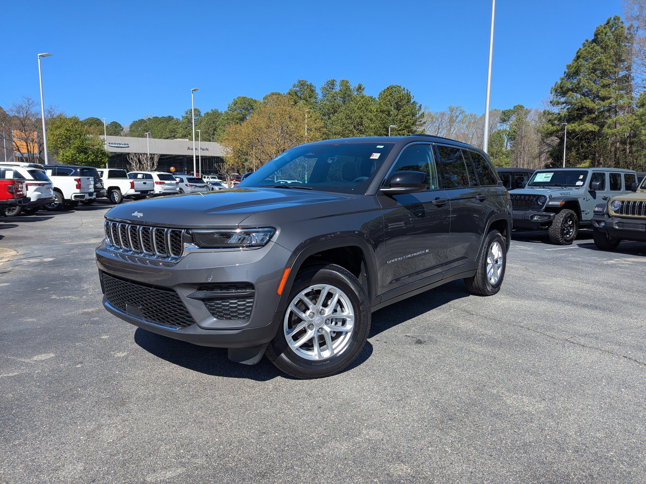Certified 2025 Jeep Grand Cherokee Laredo X w/ Luxury Tech Group I video 1