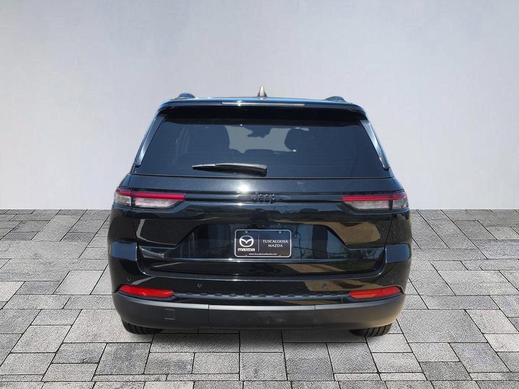 Used 2024 Jeep Grand Cherokee Altitude RWD image 6