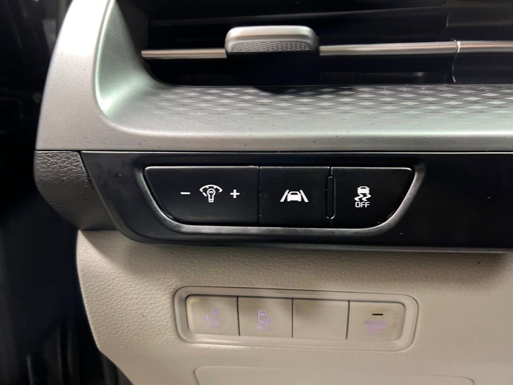 Used 2023 Kia Carnival LX image 21