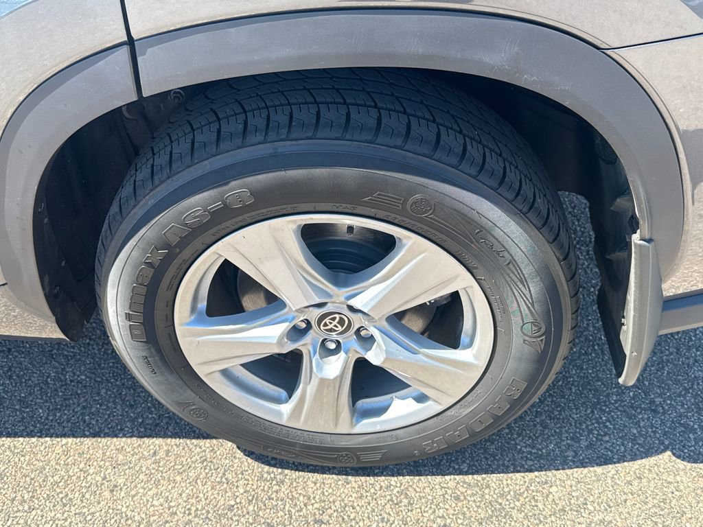 Used 2022 Toyota Highlander LE AWD/4WD image 40