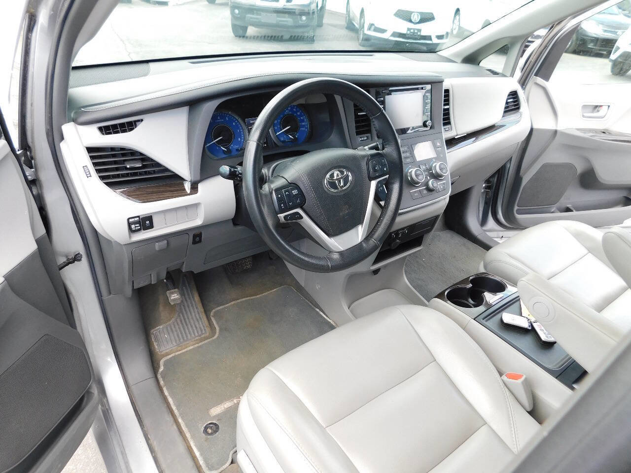 Used 2018 Toyota Sienna XLE FWD image 32