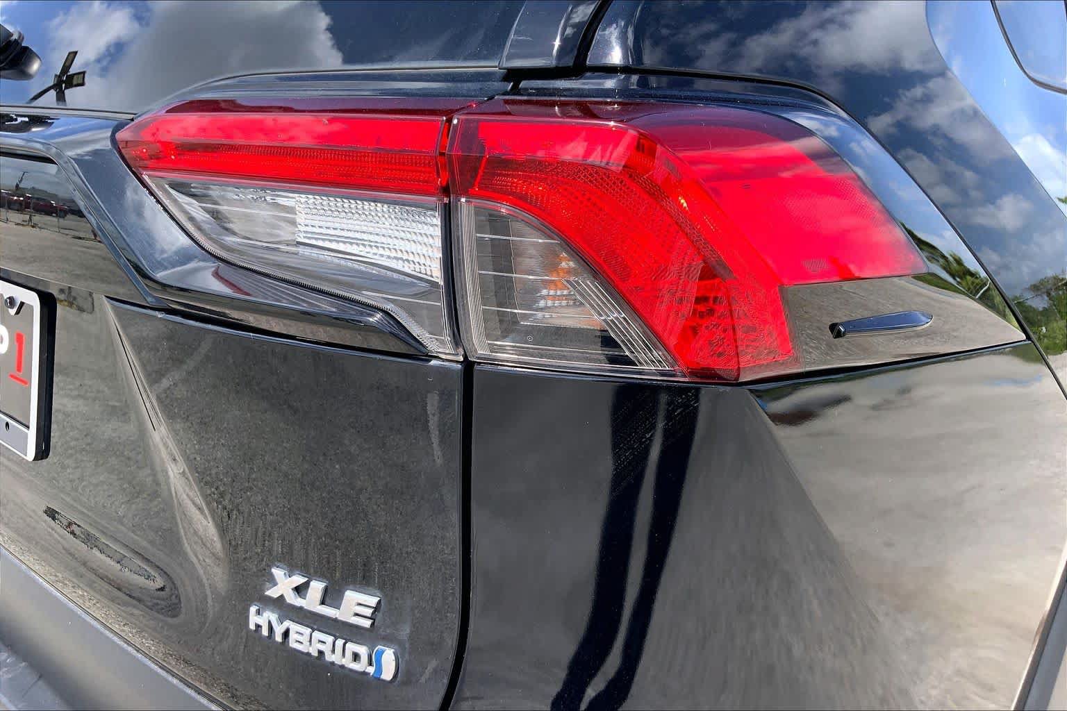 Used 2021 Toyota RAV4 XLE w/ XLE Grade Weather Package AWD/4WD image 30