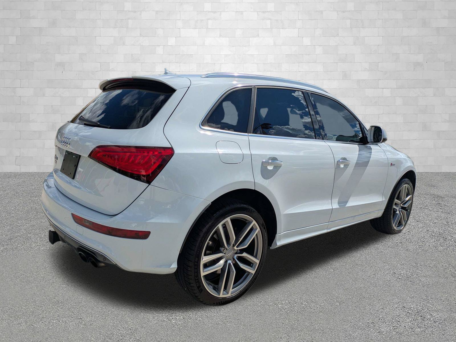 Used 2016 Audi SQ5 Premium Plus w/ Technology Package AWD/4WD image 2