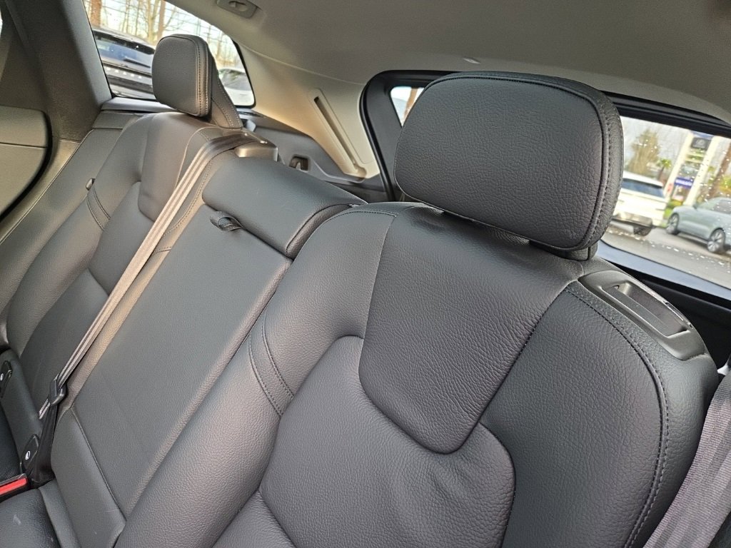 Certified 2023 Volvo XC60 B5 Plus w/ Climate Package image 6
