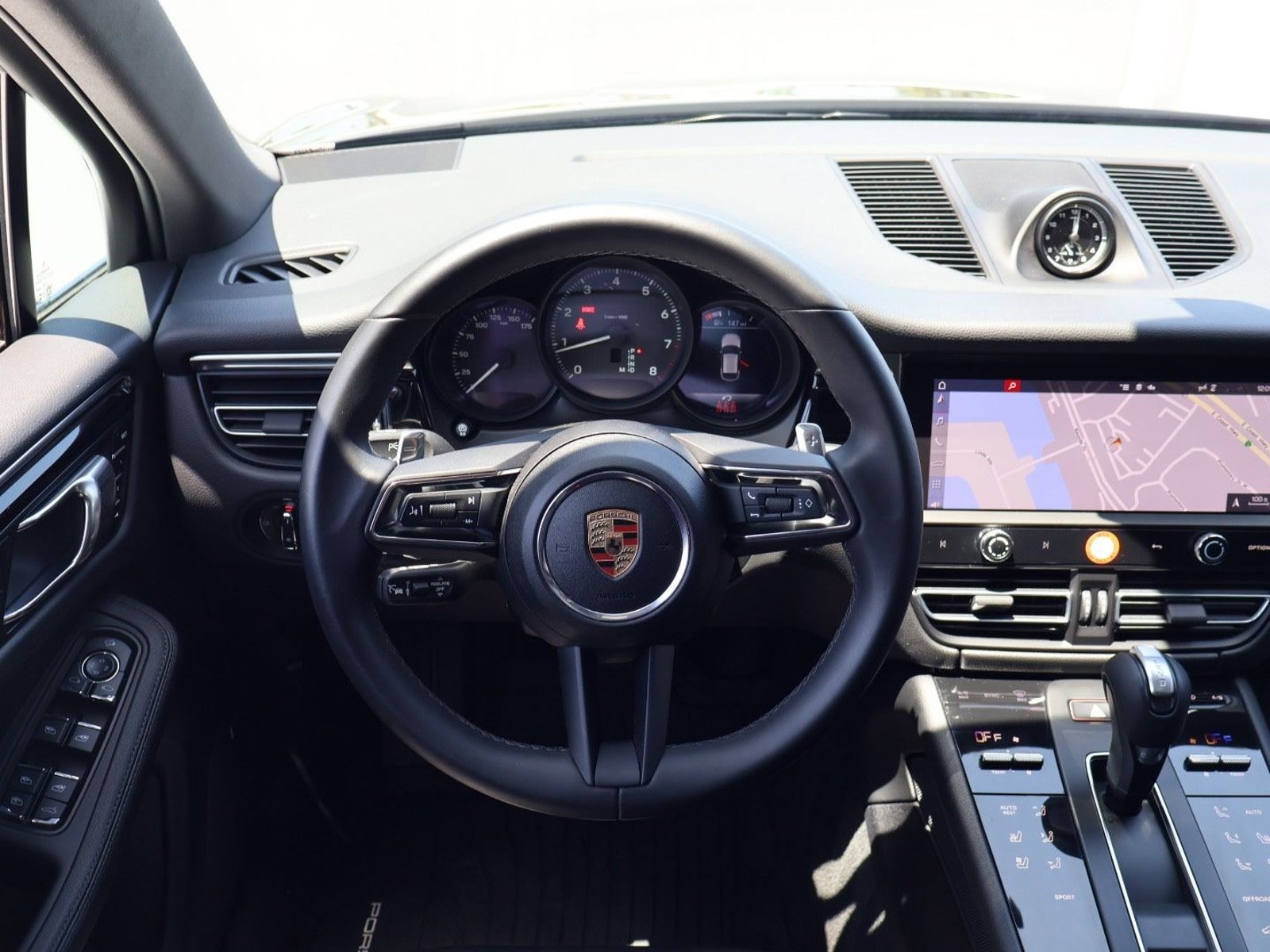 Certified 2025 Porsche Macan AWD/4WD image 15