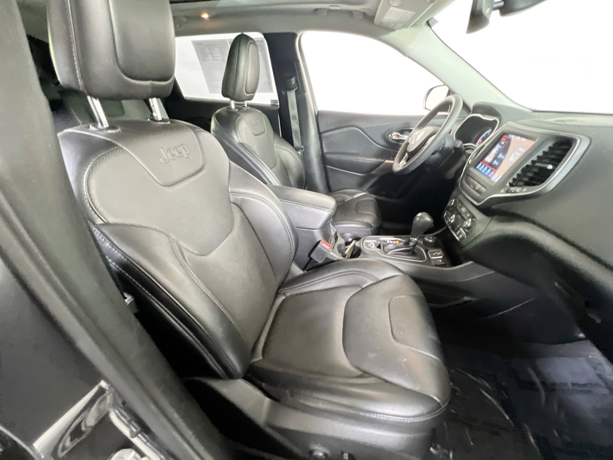 Used 2022 Jeep Cherokee Latitude Lux w/ Sun & Sound Group AWD/4WD image 27