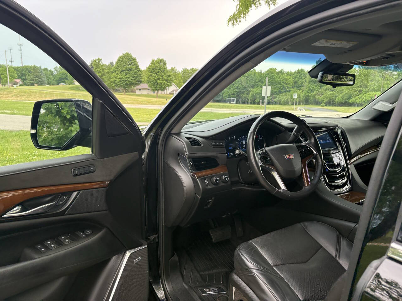Used 2020 Cadillac Escalade Premium Luxury AWD/4WD image 11