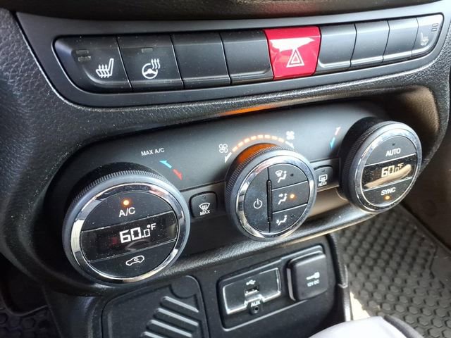 Used 2017 Jeep Renegade Latitude w/ Popular Equipment Group image 21