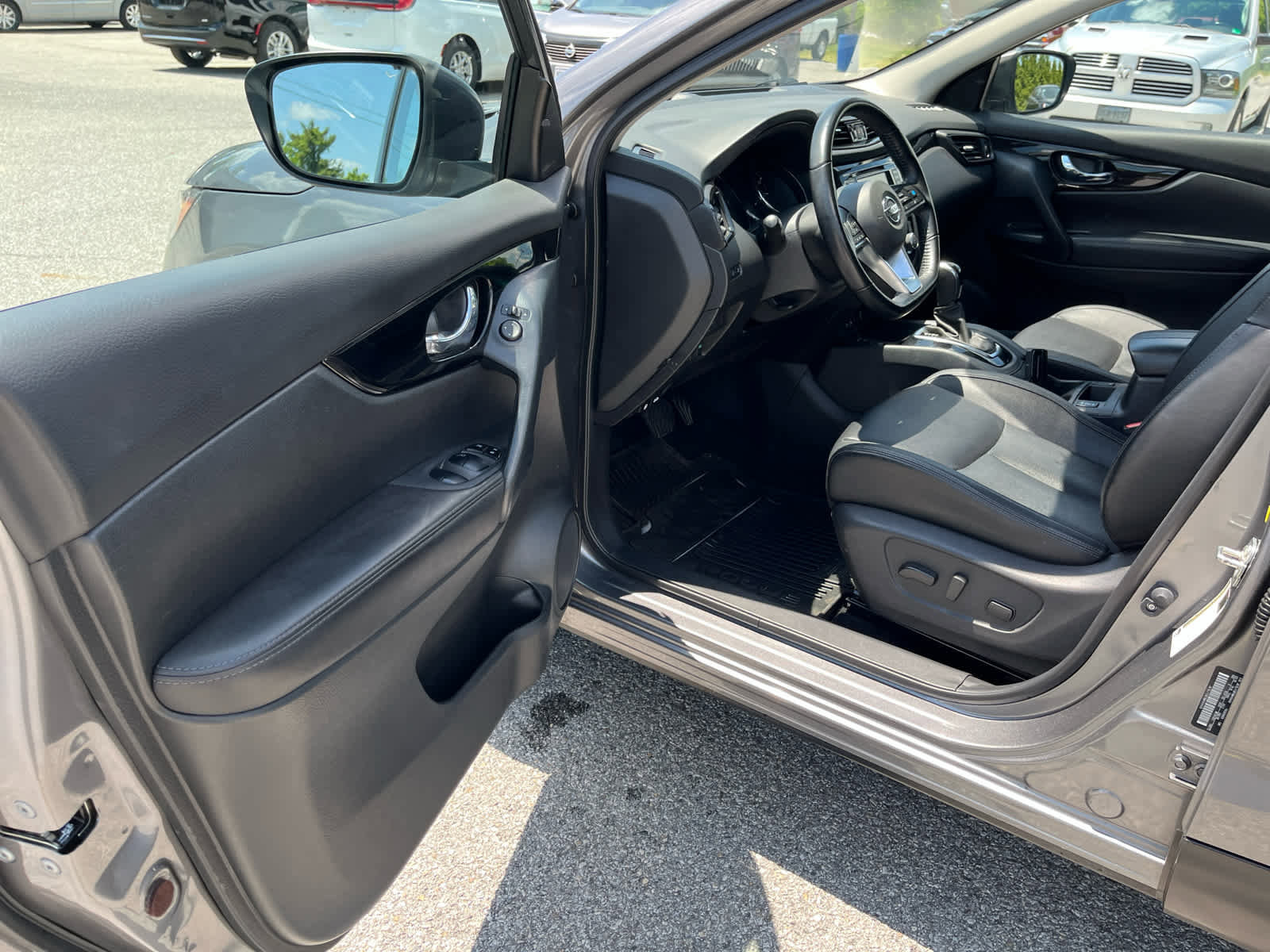 Used 2022 Nissan Rogue Sport SL AWD/4WD image 9