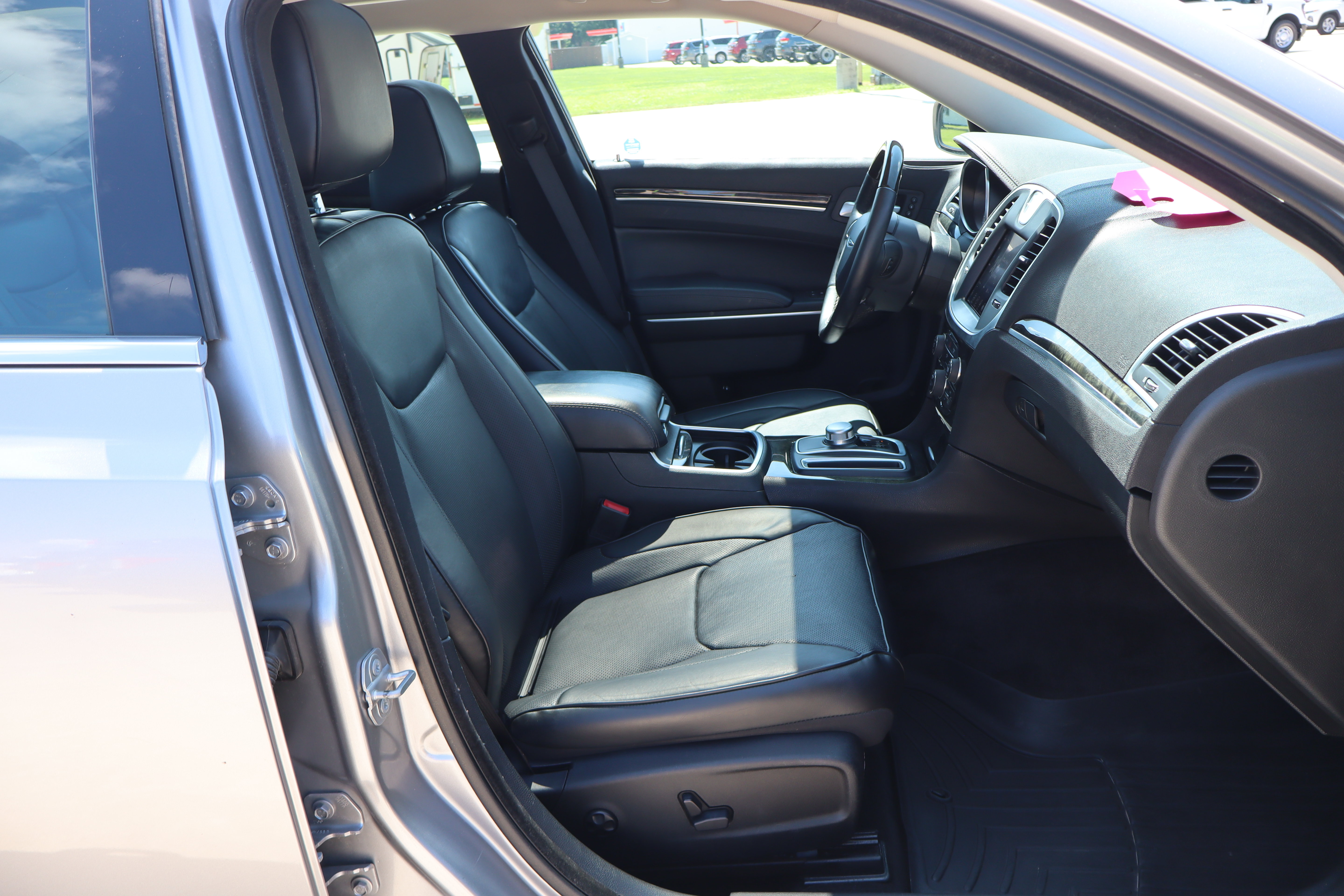 Used 2017 Chrysler 300 C AWD/4WD image 12