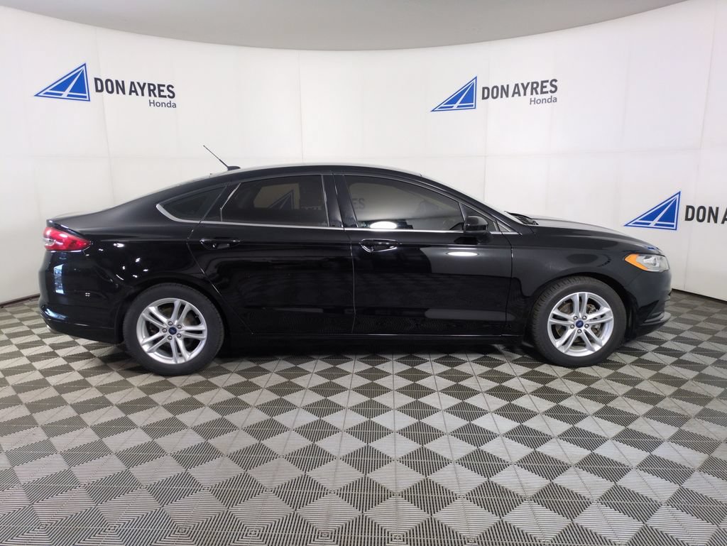 Used 2018 Ford Fusion SE w/ Fusion SE Technology Package FWD image 8
