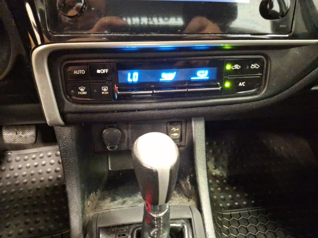 Used 2018 Toyota Corolla LE FWD image 22