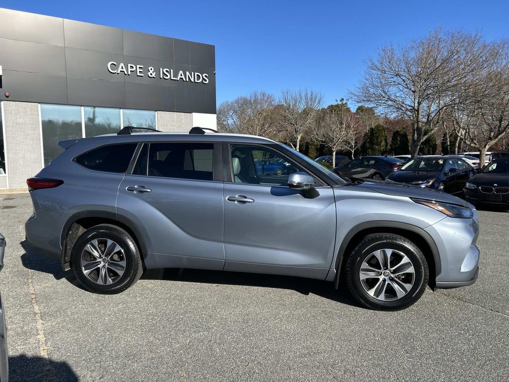 Used 2023 Toyota Highlander XLE image 2