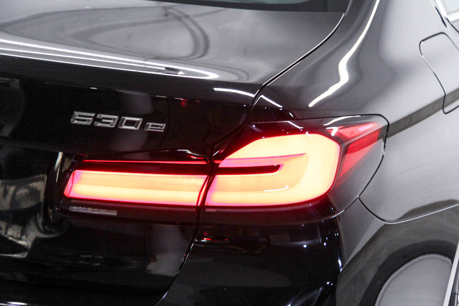 Certified 2023 BMW 530e w/ Convenience Package image 7