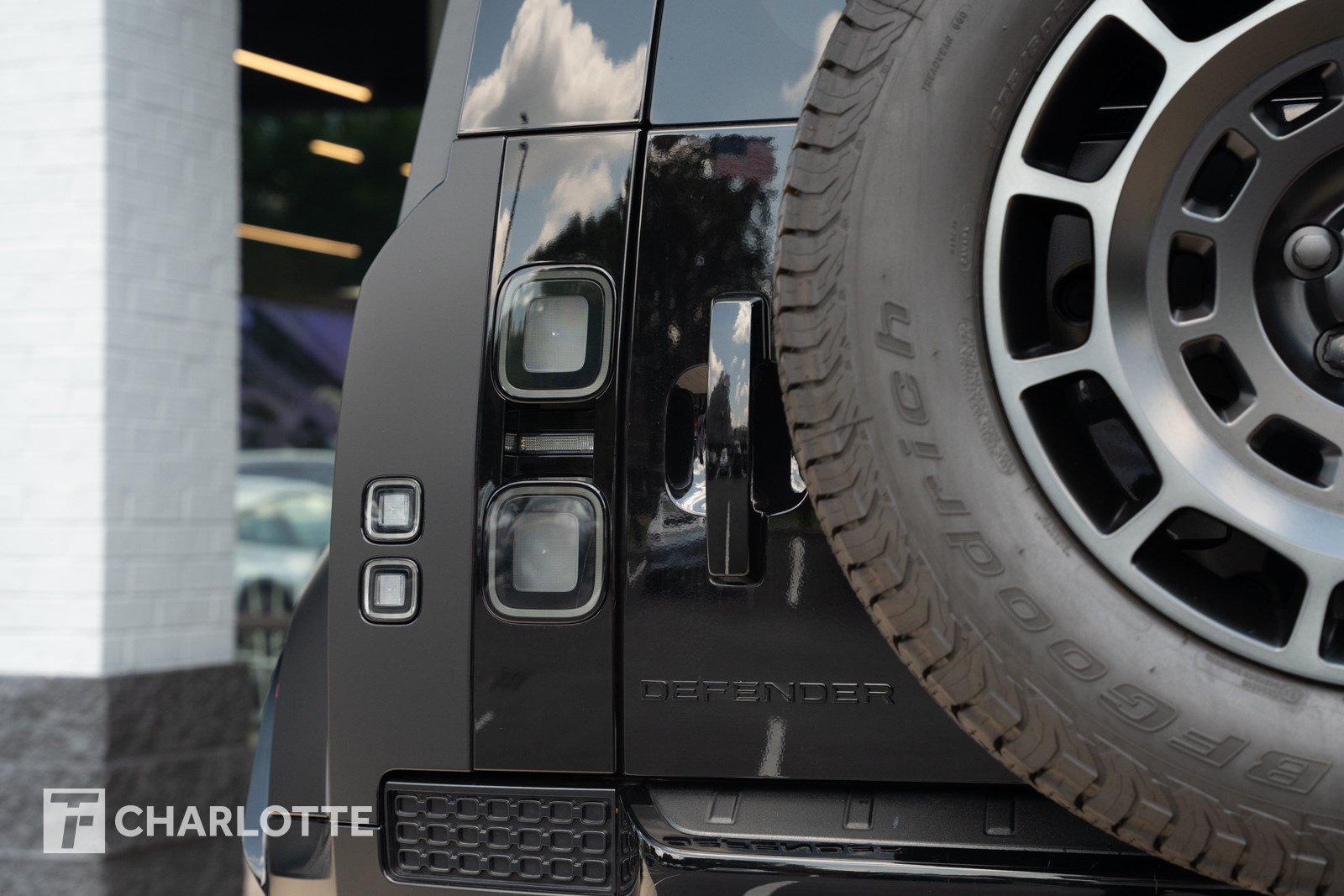 Used 2026 Land Rover Defender 110 OCTA AWD/4WD image 8