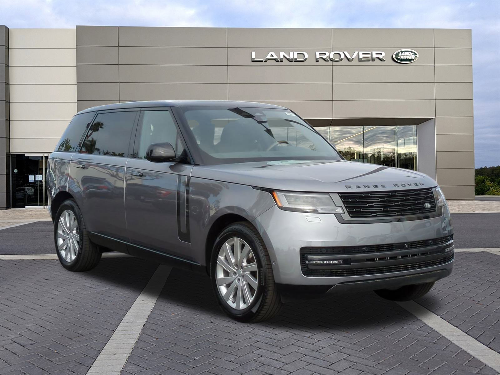 New 2025 Land Rover Range Rover Long Wheelbase SE image 3