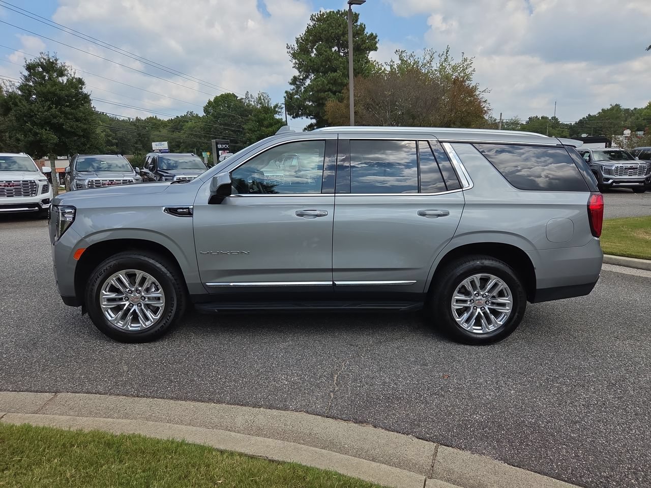 Used 2023 GMC Yukon SLT RWD image 5