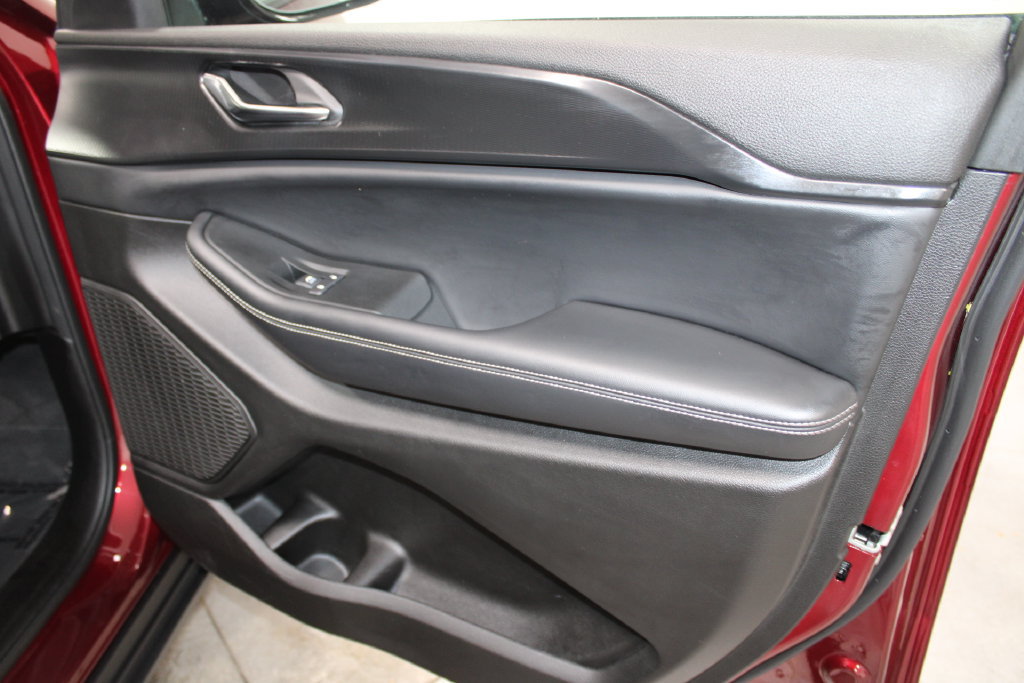 Used 2025 Jeep Grand Cherokee Altitude AWD/4WD image 24