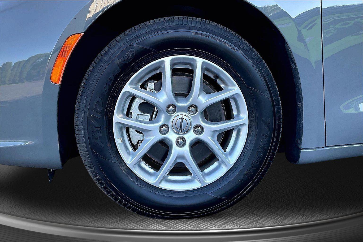 Used 2025 Chrysler Pacifica Select FWD image 9