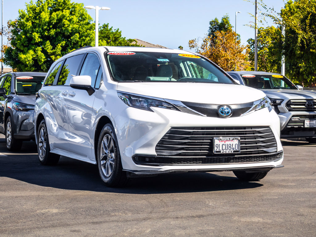 Certified 2024 Toyota Sienna LE w/ LE Plus Package FWD image 2