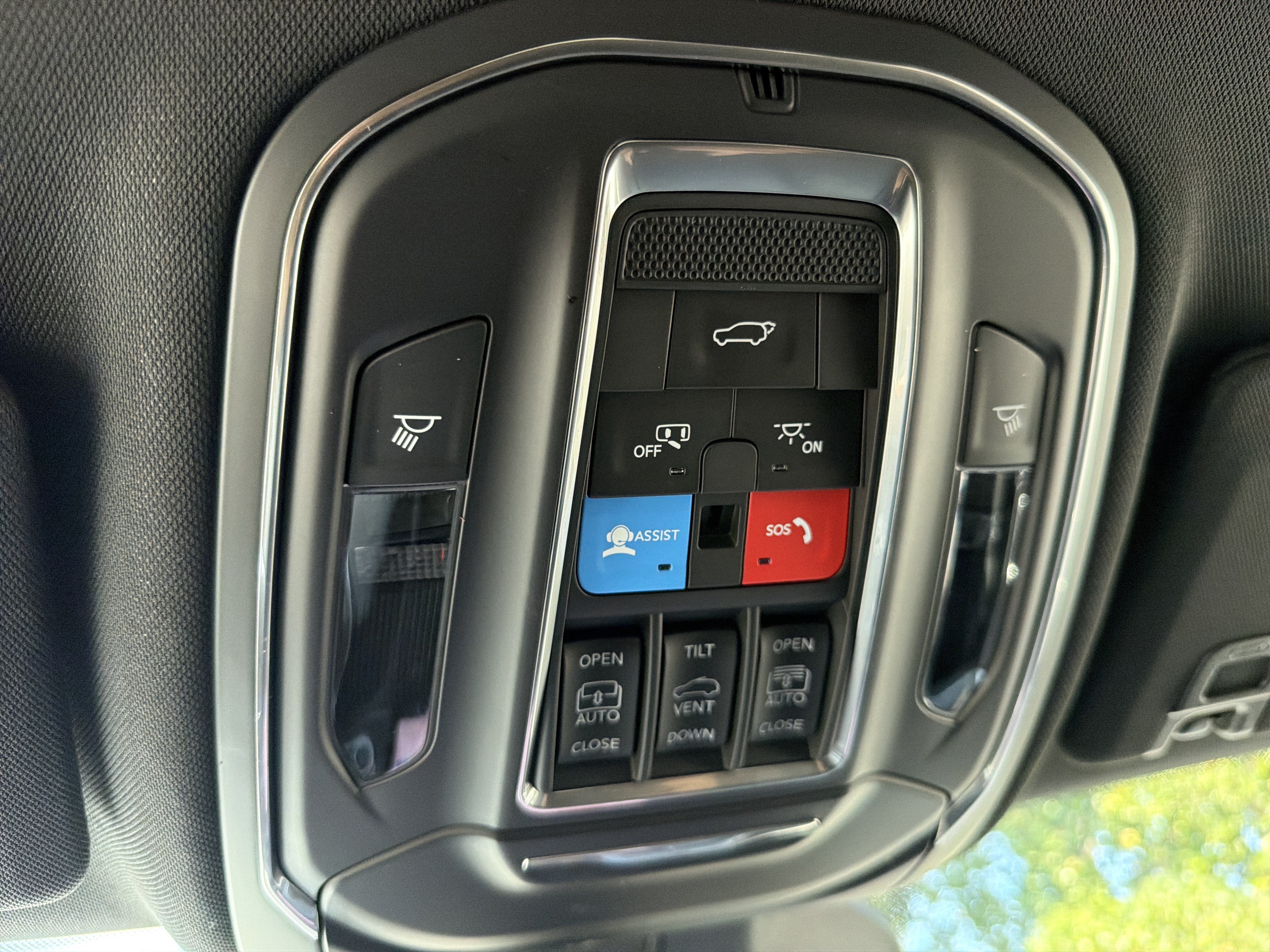 Used 2025 Jeep Grand Cherokee Limited w/ Luxury Tech Group II RWD image 23