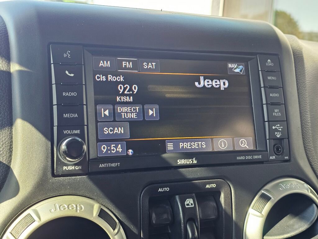 Used 2018 Jeep Wrangler Unlimited Sahara w/ Connectivity Group image 39