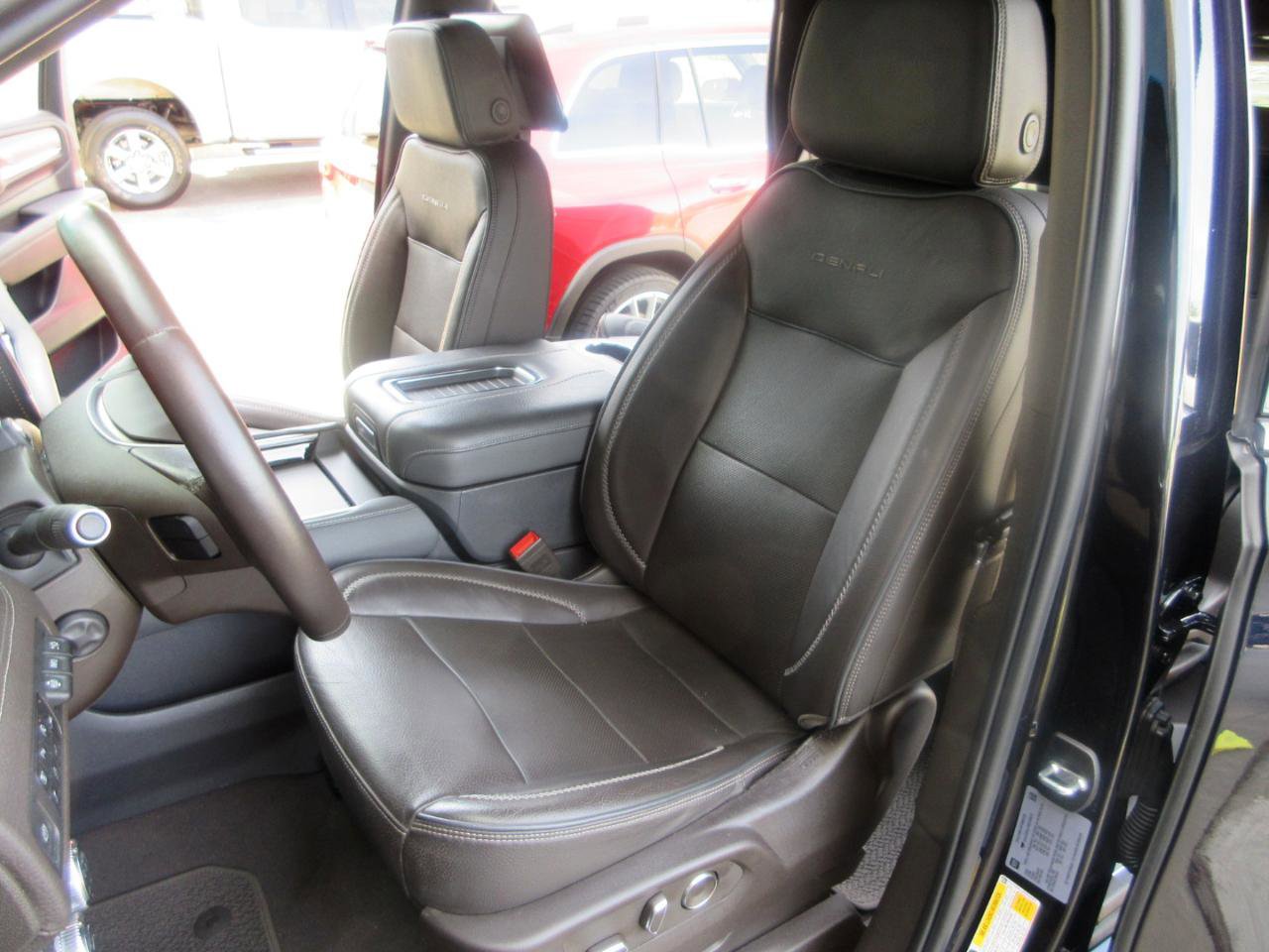 Used 2024 GMC Yukon Denali w/ Advanced Technology Package image 11