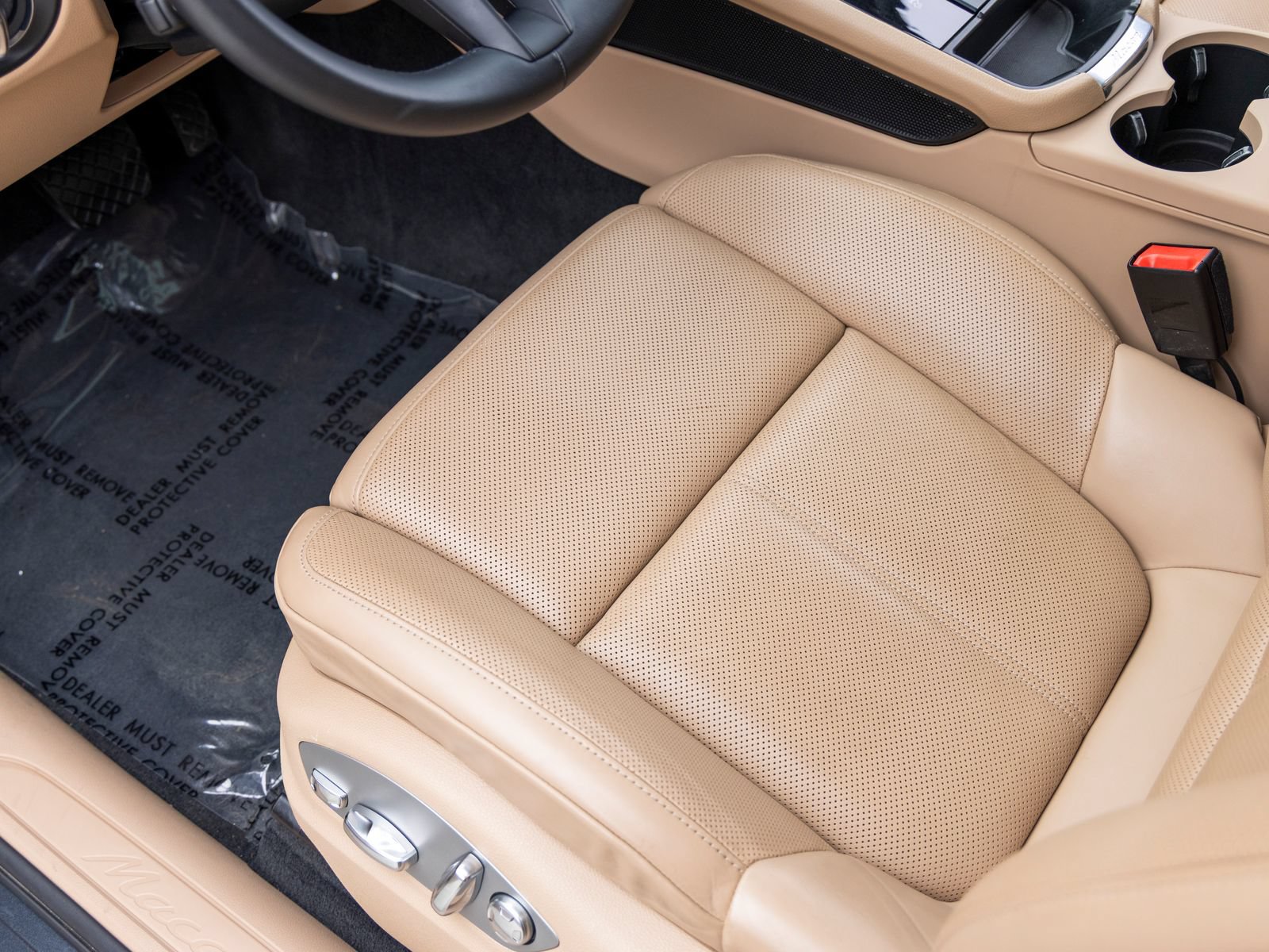 Certified 2023 Porsche Macan AWD/4WD image 32