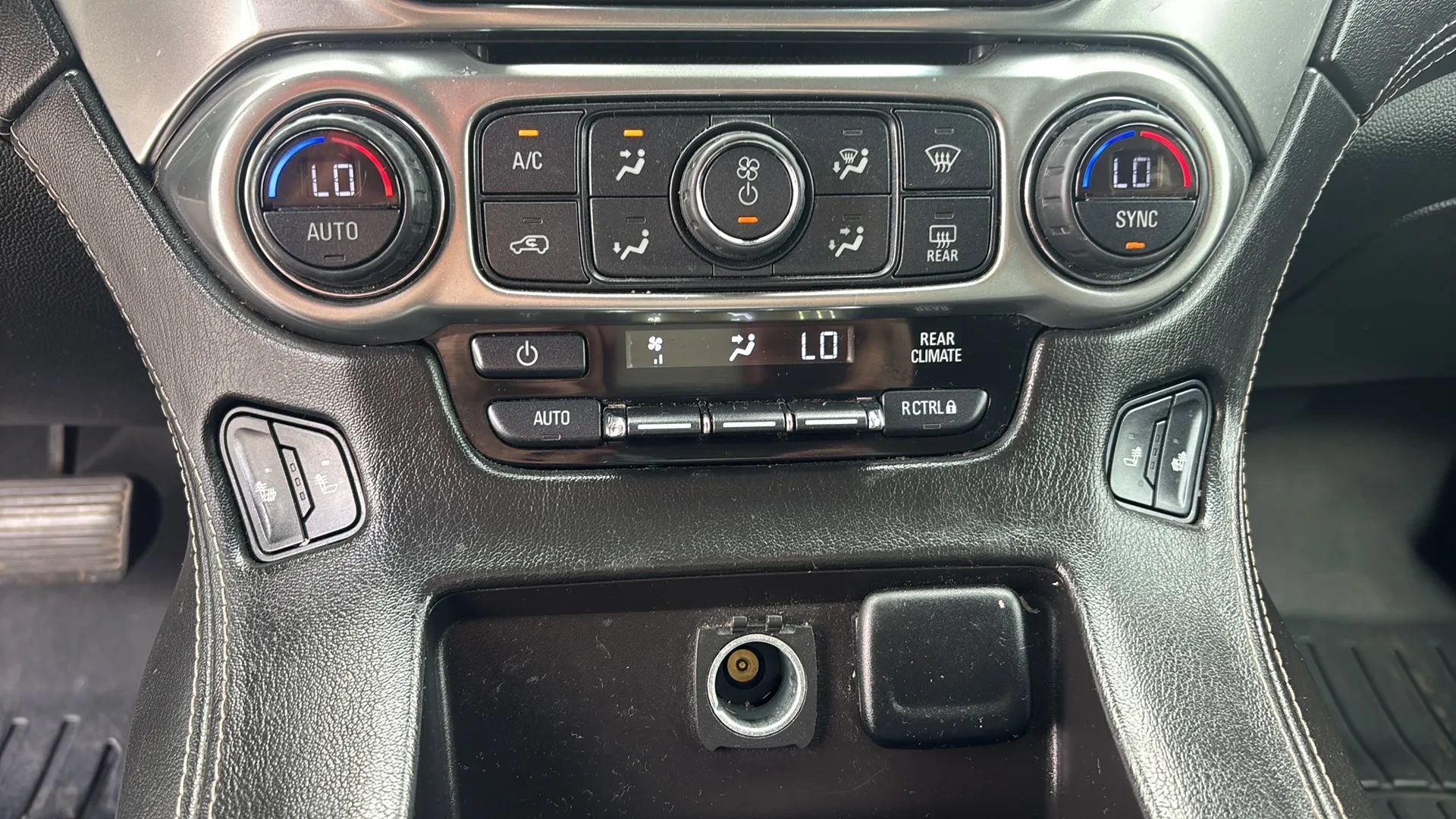 Used 2015 Chevrolet Suburban LT AWD/4WD image 26
