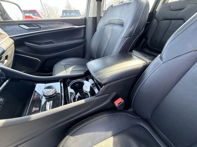 Used 2022 Jeep Grand Cherokee L Limited w/ Black Appearance Package image 23