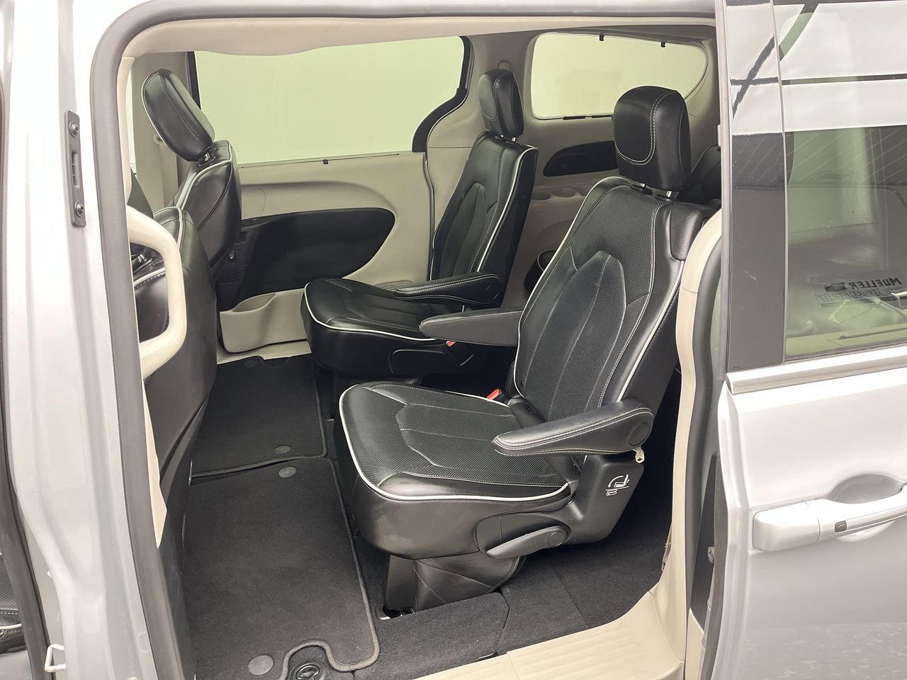 Used 2024 Chrysler Pacifica Limited FWD image 12