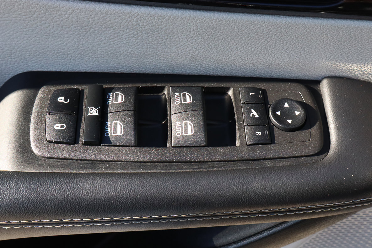 Used 2023 Chrysler Pacifica Limited image 14