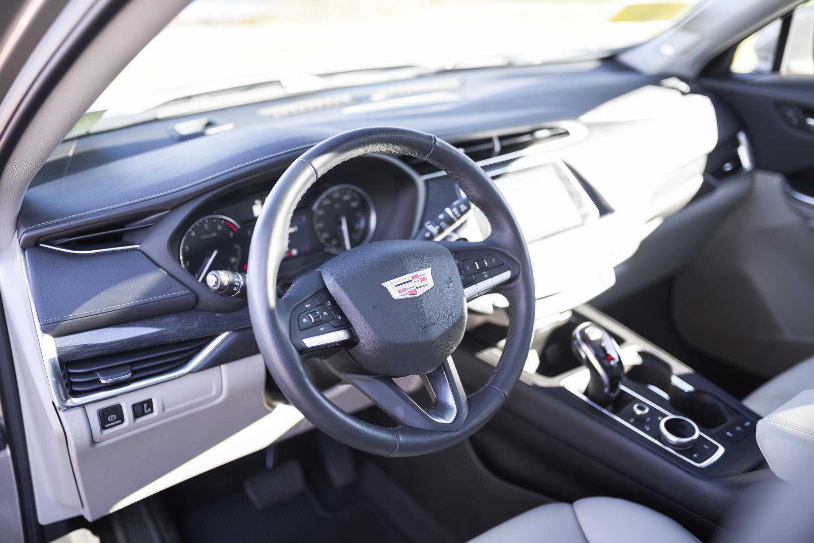 Used 2022 Cadillac XT4 Premium Luxury w/ Enhanced Visibility Package image 25