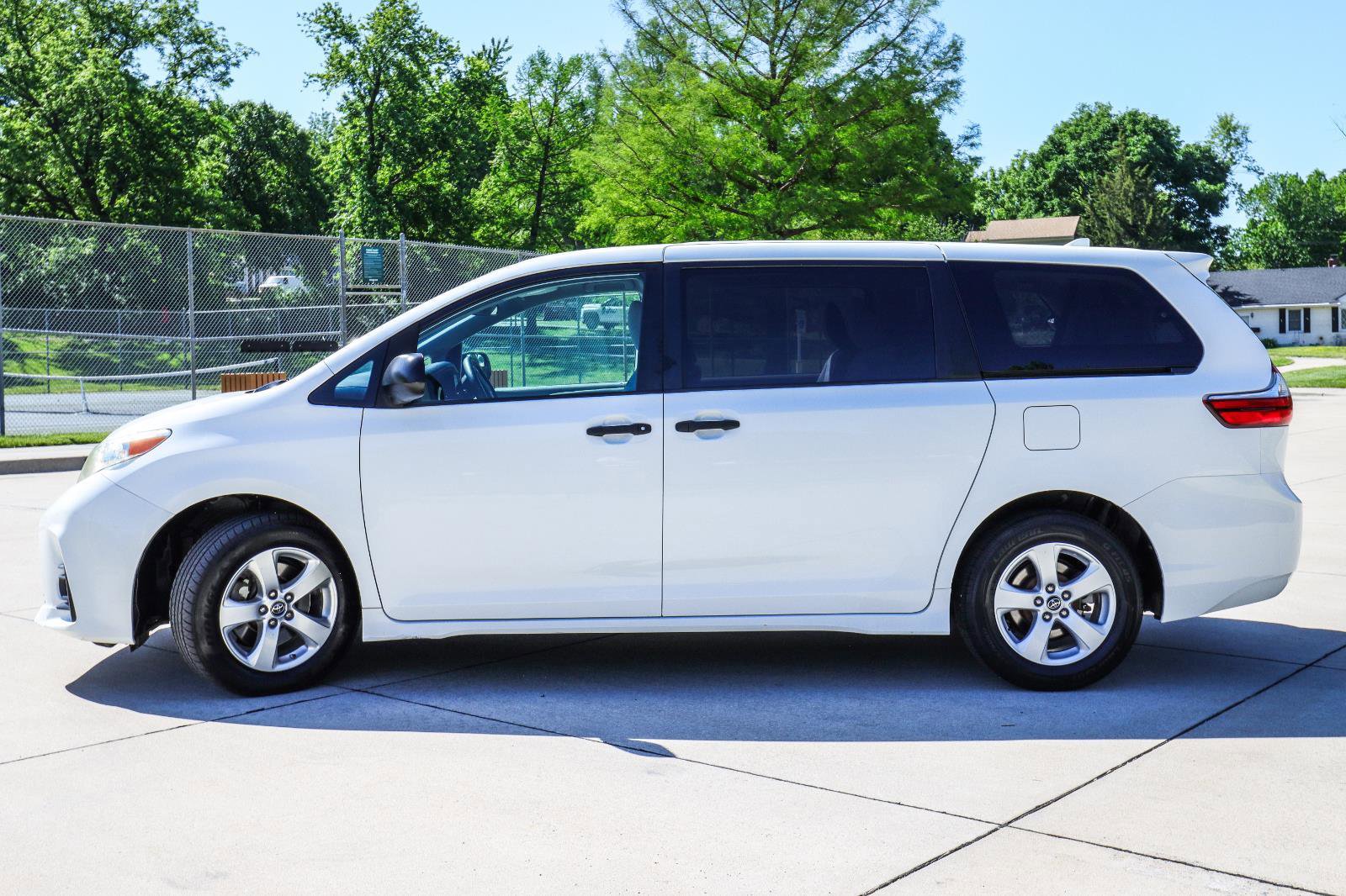 Used 2019 Toyota Sienna L FWD image 4