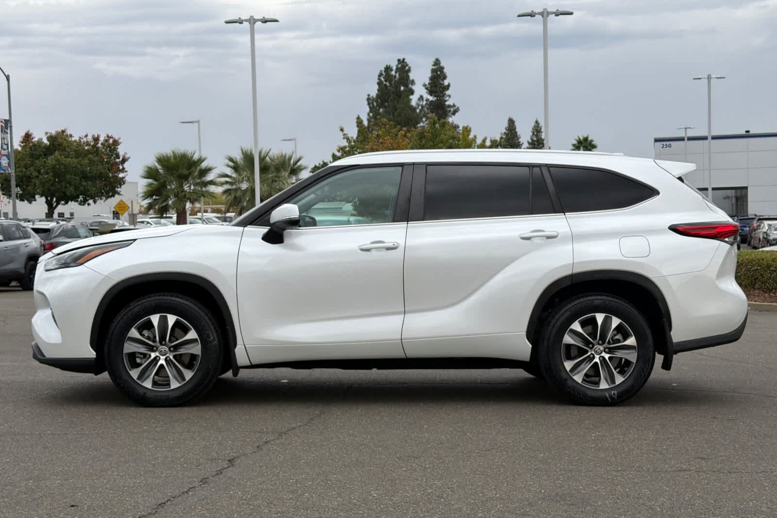 Used 2023 Toyota Highlander XLE AWD/4WD image 9