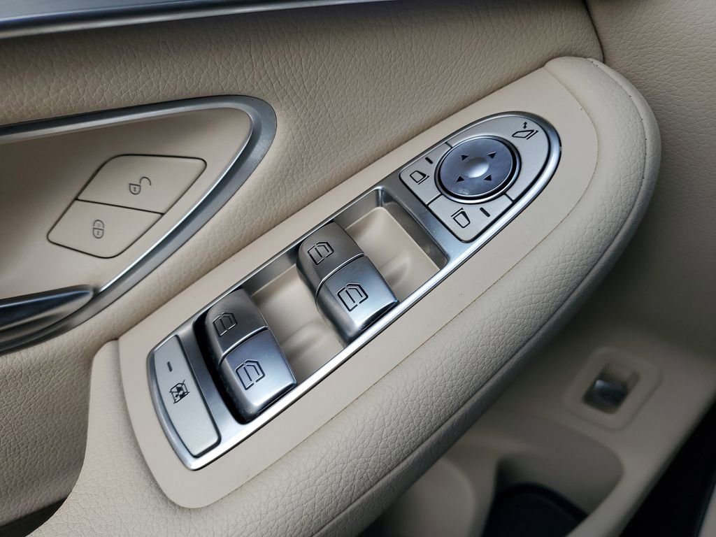 Used 2022 Mercedes-Benz GLC 300 w/ Premium Package Lite image 22