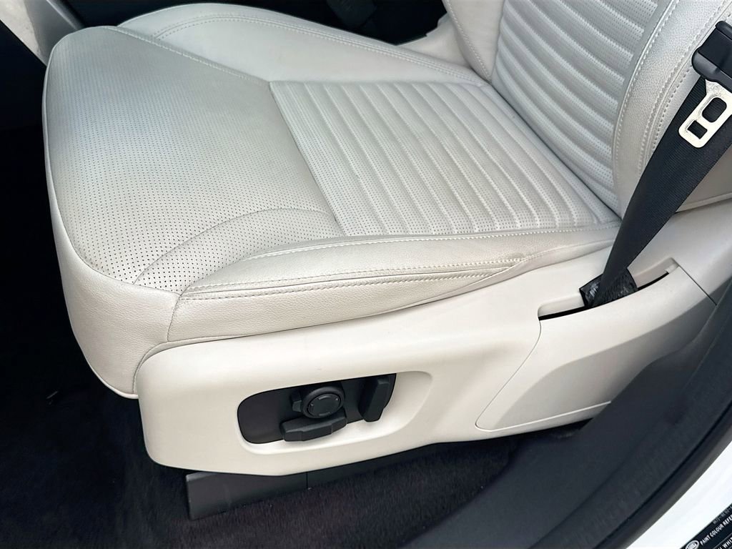 Used 2025 Land Rover Discovery S image 21