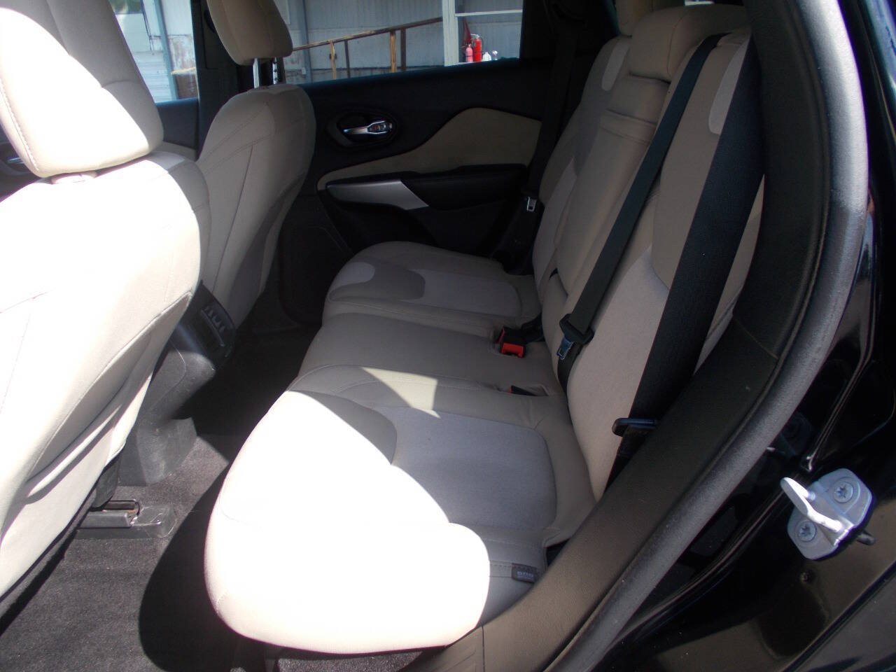 Used 2018 Jeep Cherokee Latitude FWD image 6