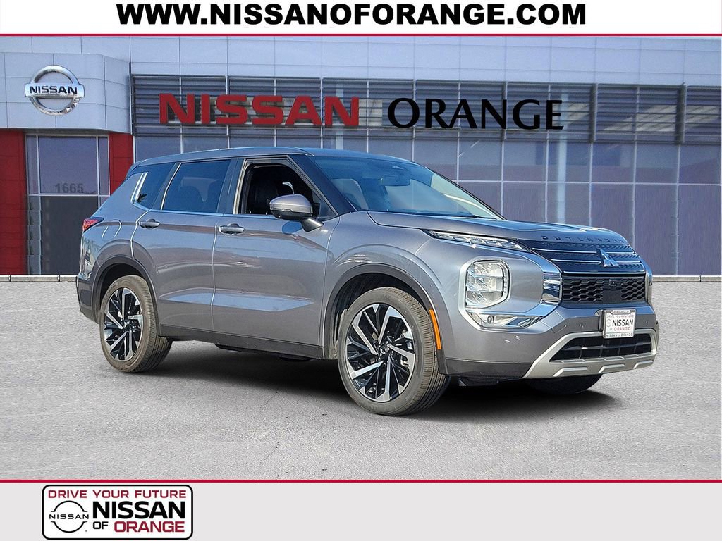 Used 2023 Mitsubishi Outlander SE image 1