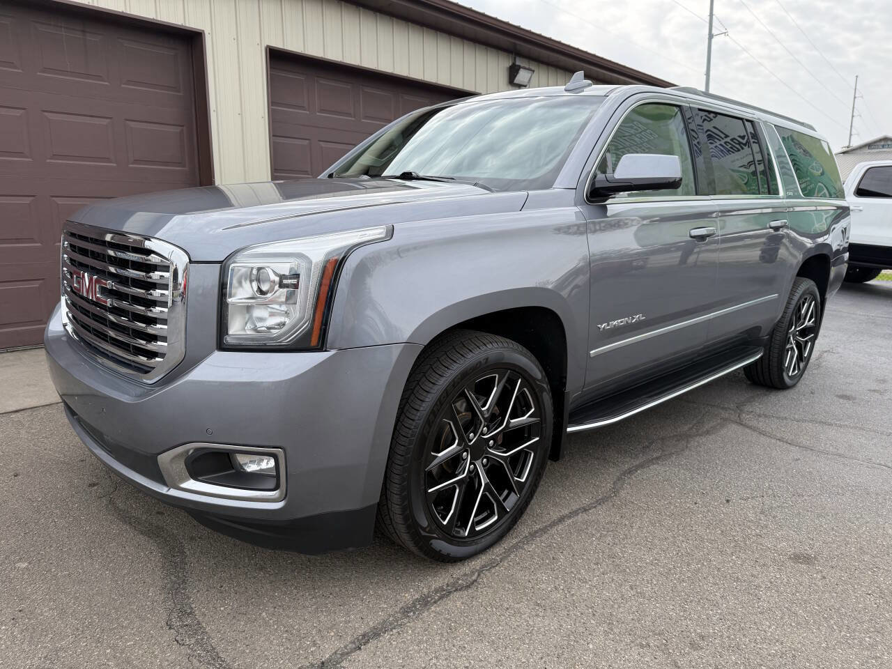 Used 2019 GMC Yukon XL SLT w/ Premium Edition AWD/4WD image 1